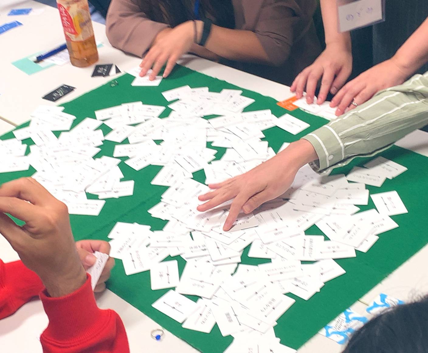 カードゲームを囲む参加者の手元